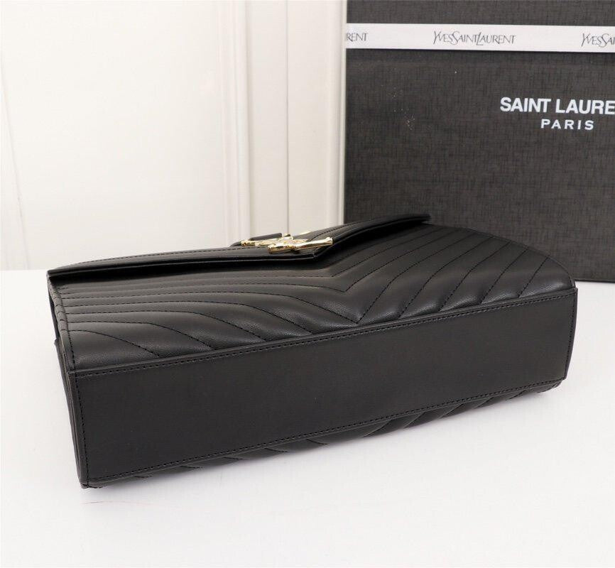 YSL BORSA ENVELOPE GRANDE IN PELLE GOFFRATA GRAIN DE POUDRE TRAPUNTATA